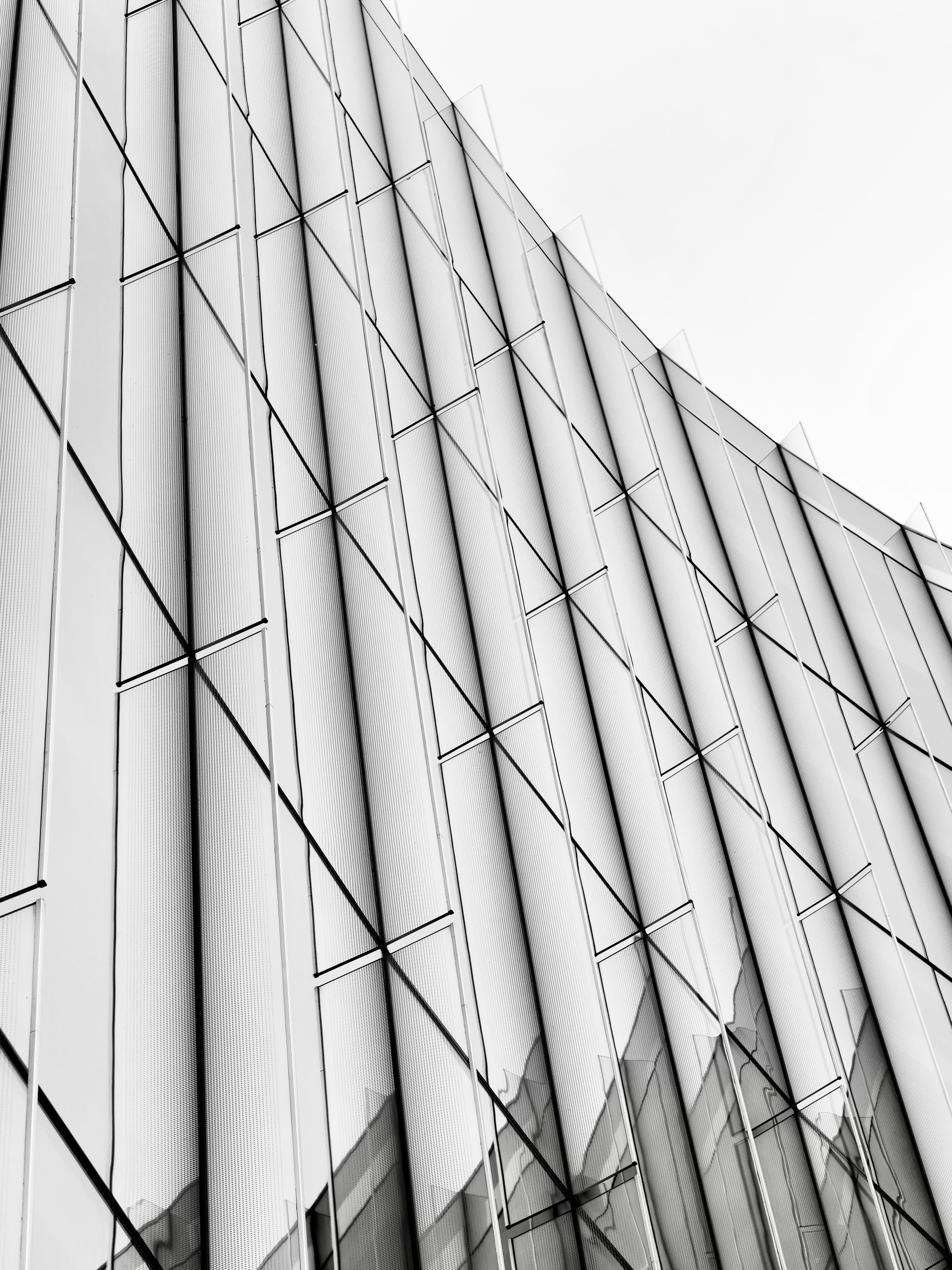 Geometrijska fasada moderne poslovne zgrade
